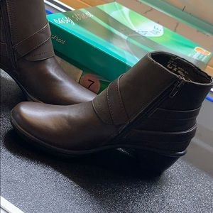 Easy Street Amanda ankle boots- brown 7
